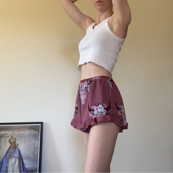 Mauve cowgirl floral ruffle shorts! 🐮💖 - Picture 1 of 3